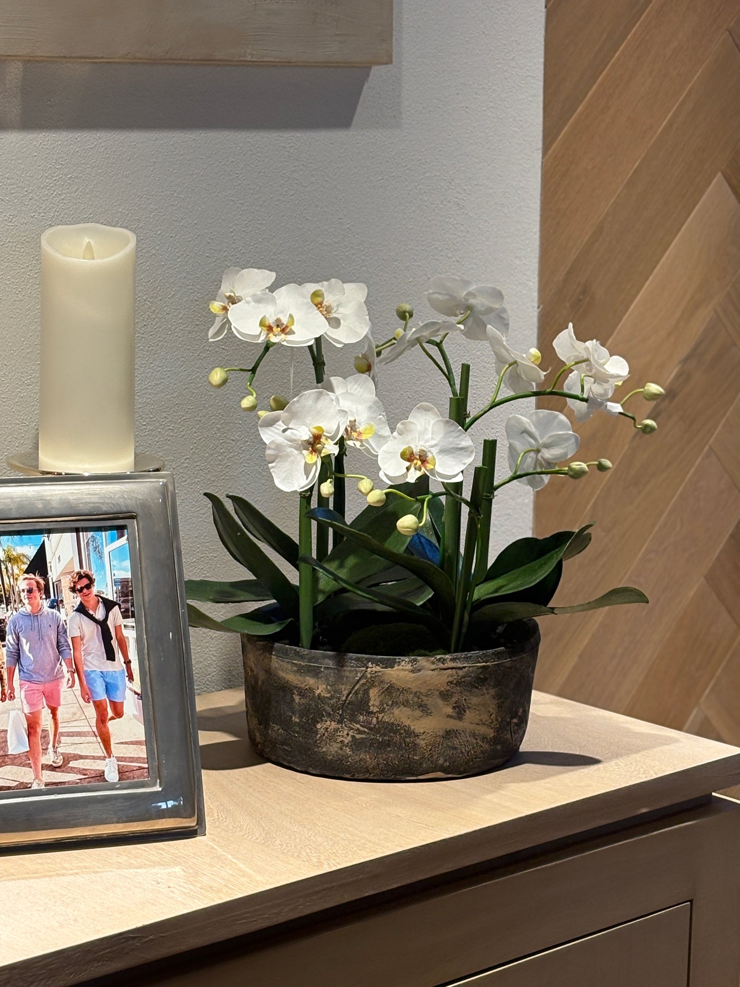 ARREGLO DE ORQUÍDEA MEDIANO EN BASE DE CEMENTO